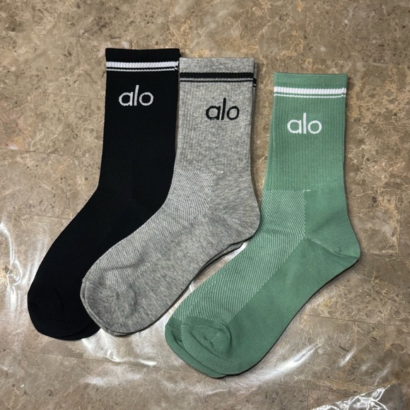 New Women’s Alo Socks
New with tags in its packaging
3 pairs
Fits sizes 6-11 - Picture 3 of 4